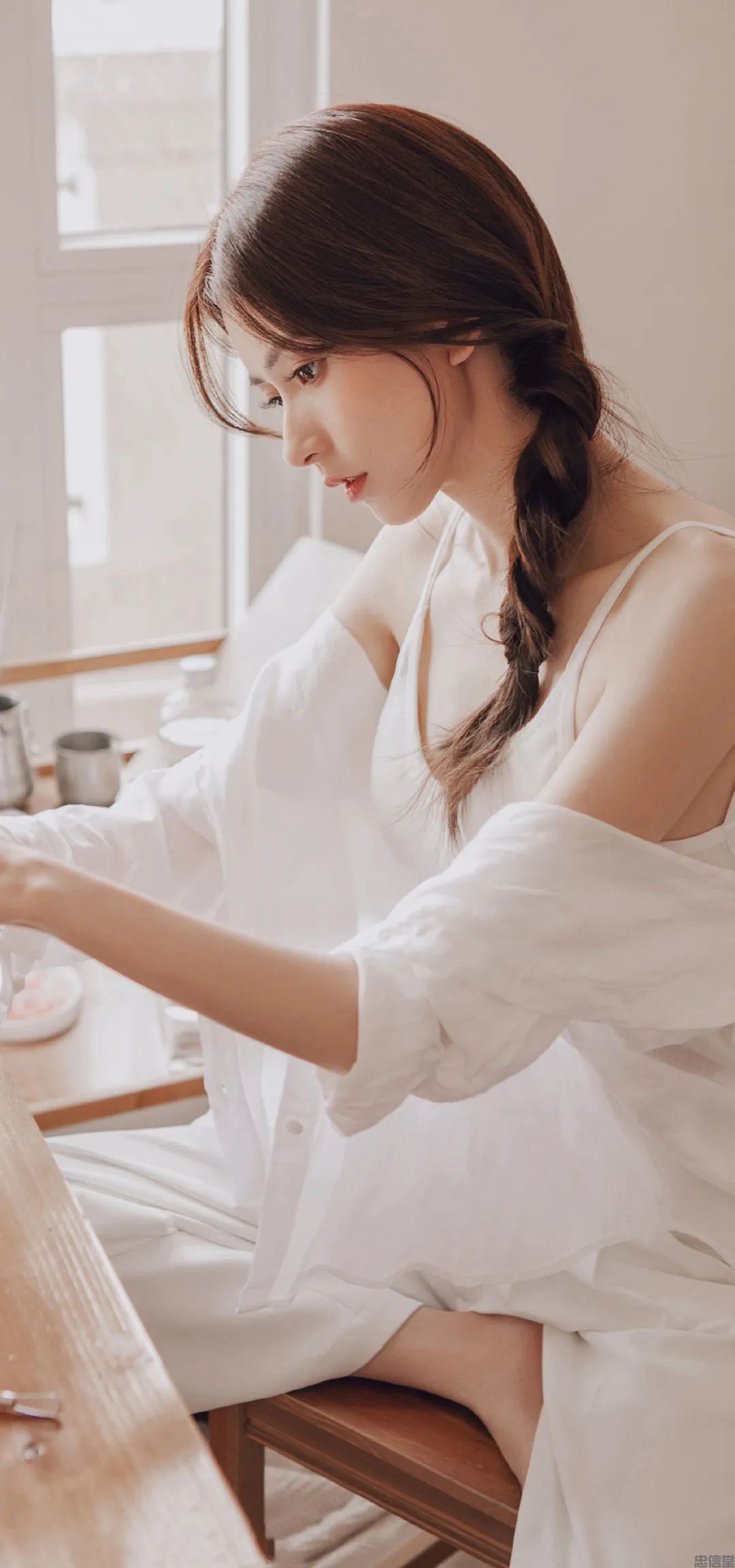 日本美女白色迷人高清手机壁纸图片 | 犀牛图片网